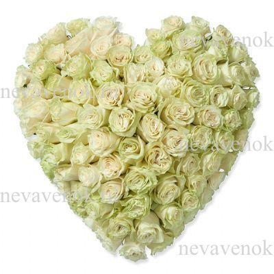 Купить ритуальную композицию в форме сердца из роз в СПб